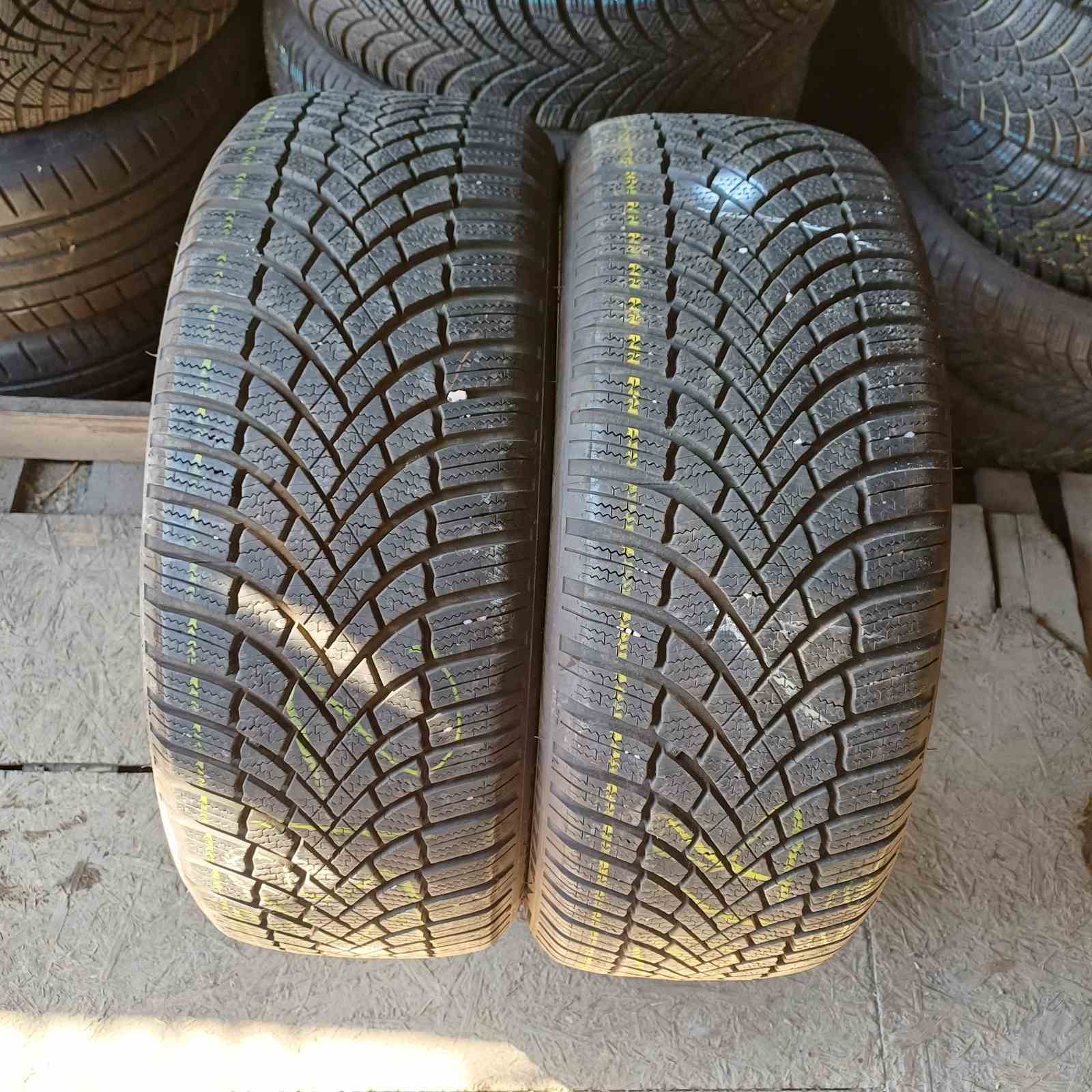 Bridgestone Blizzak LM005 215/50R18